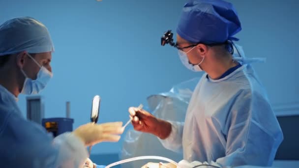手術台 ランプ 超近代的なデバイス ハイテクインテリア 医療コンセプトを備えたクリニックのインテリア 脳神経外科手術 — ストック動画