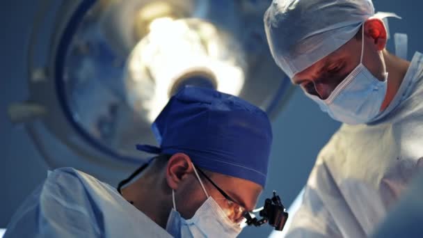 Operación Clínica Con Equipamiento Moderno Cirugía Con Microscopio Equipo Médicos — Vídeo de stock