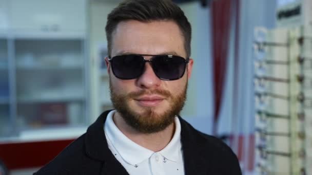 Yakışıklı Adam Gözlüğü Optik Olarak Seçiyor Mağazada Geniş Çaplı Modern — Stok video