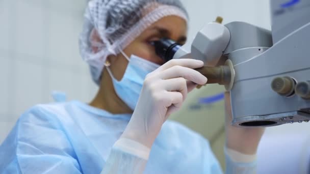 外科医生在手术室做手术时 要看显微镜 现代门诊部的口腔科手术 有选择的重点 — 图库视频影像