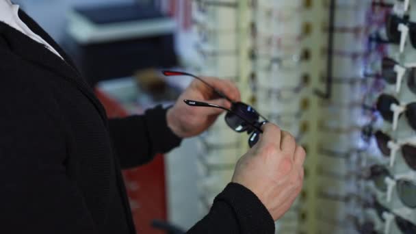 Přehlídka Brýlemi Moderním Obchodě Optikou Mužské Ruce Brýlemi Closeup — Stock video