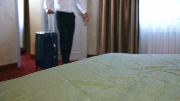 Tanınmayan Işadamı Bir Otel Odasına Girdi Bavulunu Boşaltmaya Hazır Adam — Stok video