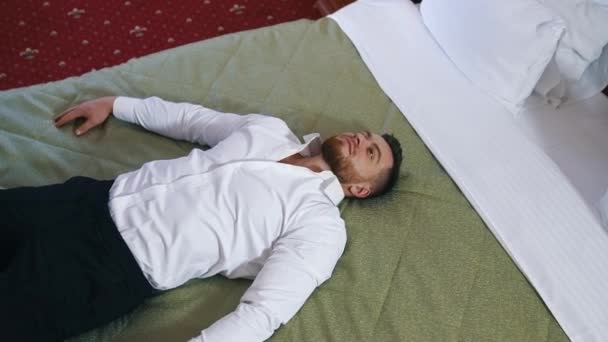 Manajer Muda Berbaring Tempat Tidur Kamar Hotel Pemandangan Dari Atas — Stok Video
