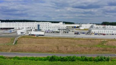 Tarımsal tesisler sahada inşa edildi. Modern fabrika binaları. Kırsal alanda yeni inşa edilmiş büyük bir fabrika. Dron 'dan video.