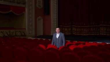 Salgın yüzünden boş tiyatro. Büyük konser salonunun içinde tek bir adam var. Kilitleme zamanı.