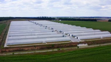 Endüstriyel tavuk kulübesinin havadan görünüşü. Modern çiftlik kümes hayvanları binaları. Tarım