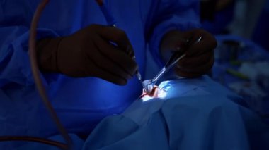 Cerrahın elleri, hastayı yakın çekimde. Ameliyathanede modern ekipman.