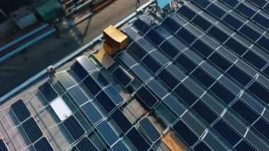 Çatıya güneş panelleri yerleştirildi. Yeşil enerji konsepti. Modern üretim fabrikası ya da fabrika. Özel ekipman.