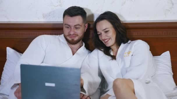 Gyönyörű Szerelmesek Ülnek Ágyon Filmet Néznek Laptopon Boldog Ünnepeket Egy — Stock videók
