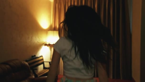 Eine Junge Frau Legerer Kleidung Springt Fröhlich Und Öffnet Vorhänge — Stockvideo