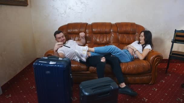 Fiatal Házaspár Akik Jól Érzik Magukat Kanapén Hotelszobában Férfiak Nők — Stock videók