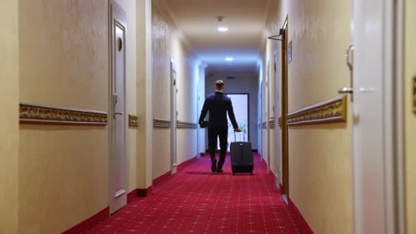 Επιστροφή Άποψη Του Επιχειρηματία Πόδια Βαλίτσα Στο Διάδρομο Του Ξενοδοχείου — Αρχείο Βίντεο