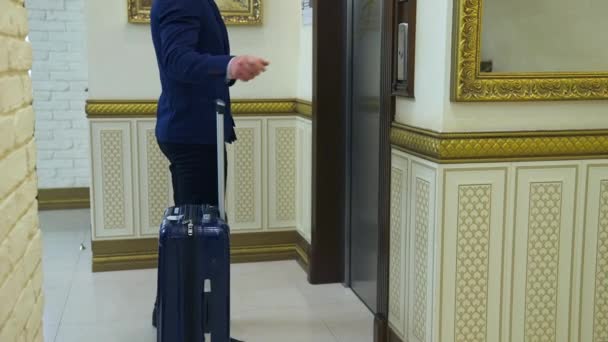 Обрізане Відео Кавказького Бізнесмена Офіційному Чорному Костюмі Йде Валізою Готельному — стокове відео