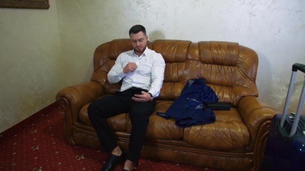 Pengusaha Lelah Sedang Beristirahat Kamar Hotel Anak Muda Duduk Sofa — Stok Video