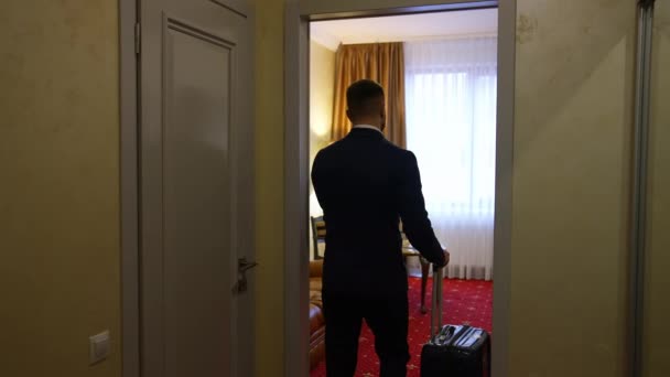 비즈니스 방에서 잘생긴 사업가는 럭셔리 호텔에서 아파트에 들어갑니다 — 비디오