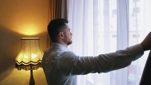 Jungunternehmer Öffnet Vorhänge Einem Fenster Hotelzimmer Mit Blick Auf Die — Stockvideo