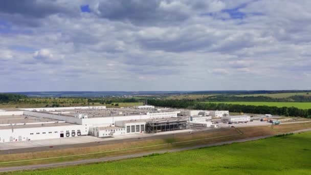 一个正在建设的现代化工厂 程式化改造后的通用现代工业建筑的空中视图 — 图库视频影像