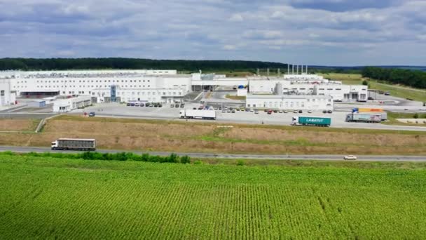 Sahada Yeni Yapılmış Bir Fabrika Sanayi Binalarının Beyaz Çatıları Tarım — Stok video