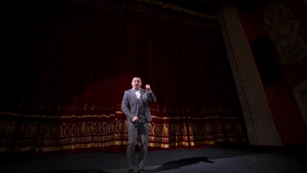 舞台上的中年男艺人 演说家或演员 演说者表演 剧场里的人 — 图库视频影像