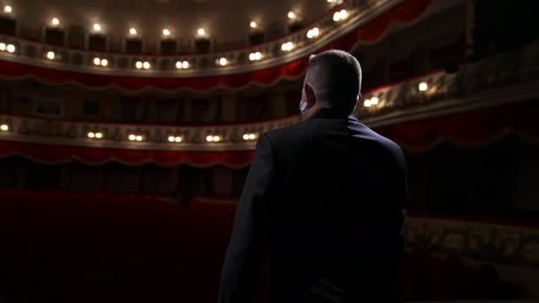 Sahnede Şovmen Sunucu Aktör Oditoryuma Alkış Tutmanın Aktif Jestleri Mikrofonda — Stok video