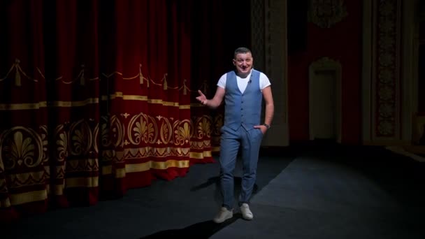Mann Anzug Spricht Witze Mikrofon Stehend Auf Der Bühne Lustige — Stockvideo