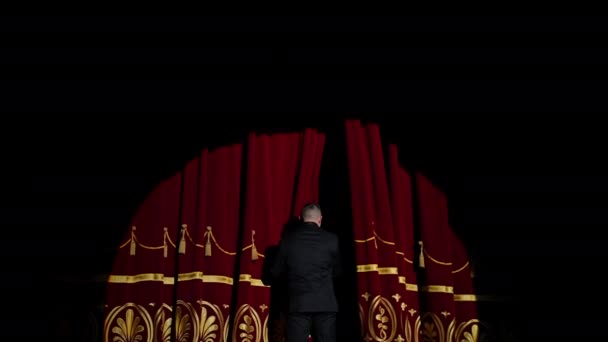 Актер Классической Театральной Сцене Человек После Выступления Покидает Сцену Центре — стоковое видео