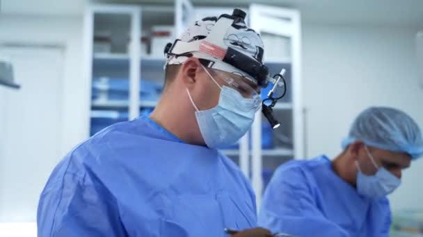 Chirurgie Equipe Médicale Opérant Dans Bloc Opératoire Hôpital Travailler Avec — Video