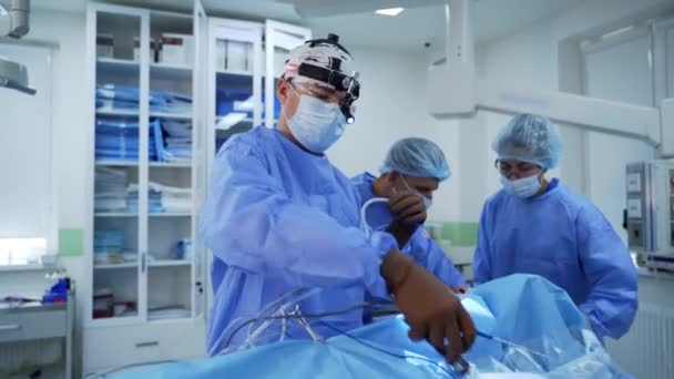 Cirurgião Equipa Trabalhar Sala Operações Equipamento Moderno Sala Operações — Vídeo de Stock