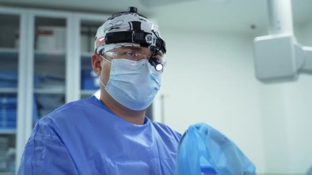Grupo Médicos Realiza Una Operación Paciente Cirujanos Uniforme Médico Máscaras — Vídeo de stock