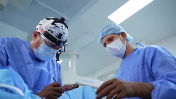 Grupo Médicos Realizar Uma Operação Paciente Cirurgiões Uniforme Médico Máscaras — Vídeo de Stock