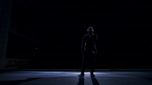Sylwetka Mężczyzny Klasycznym Kapeluszu Garniturze Tańczy Scenie Klasycznego Teatru Ciemne — Wideo stockowe