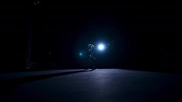 Актёр Выступает Танцами Классической Сцене Неузнаваемый Силуэт Человека Классическом Костюме — стоковое видео