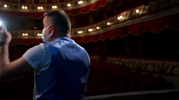 Showman Seyirciyi Işık Altında Eğlendirir Büyük Sahne Sahneden Ciddi Bir — Stok video