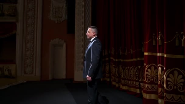 Aktör Klasik Tiyatro Sahnesine Basar Takım Elbiseli Adam Sahne Işıkları — Stok video