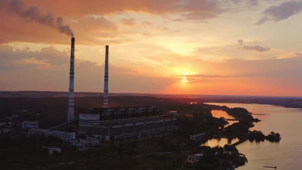 川の近くに喫煙所がある工業精製所 工業地帯での驚くべき夕日 上からの眺め Dronからのビデオ — ストック動画