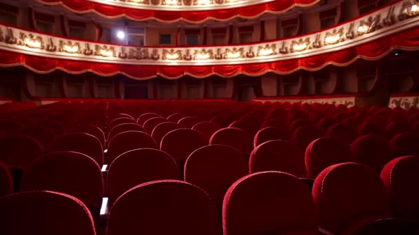 空荡荡的古典剧场剧院或歌剧院里一排排空的红色天鹅绒座位 没有人因为大流行病而在大厅里 对歌剧内部的选择性关注 — 图库视频影像