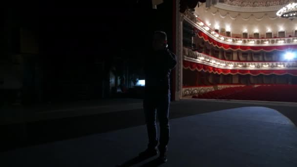 Actor Teatro Tiene Ensayo Antes Función Luz Oscura Detrás Escena — Vídeos de Stock