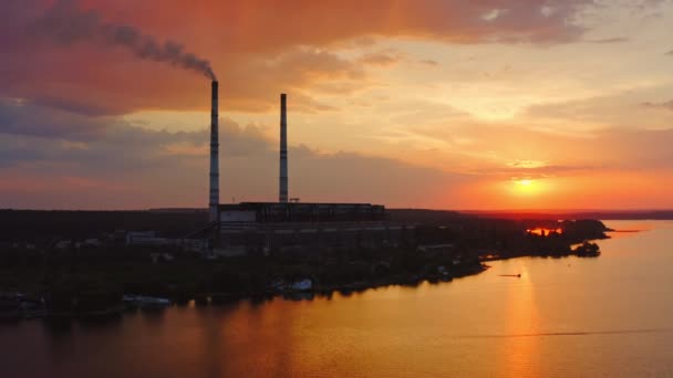Industriële Fabriek Rook Komt Uit Schoorstenen Van Fabriek Vervuilt Atmosfeer — Stockvideo