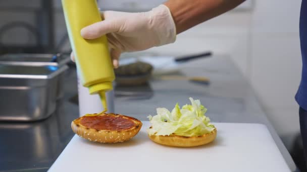 Ένα Χέρι Λευκά Γάντια Ρίχνει Σάλτσα Στο Καβουρδισμένο Μισό Ψωμάκι — Αρχείο Βίντεο