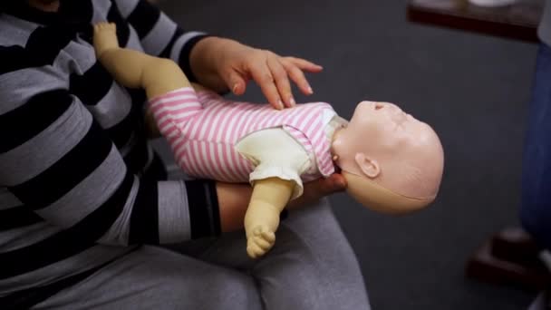 Практикуется Реанимации Младенцев Медик Показывает Технику Двумя Пальцами Соответствующие Методы — стоковое видео