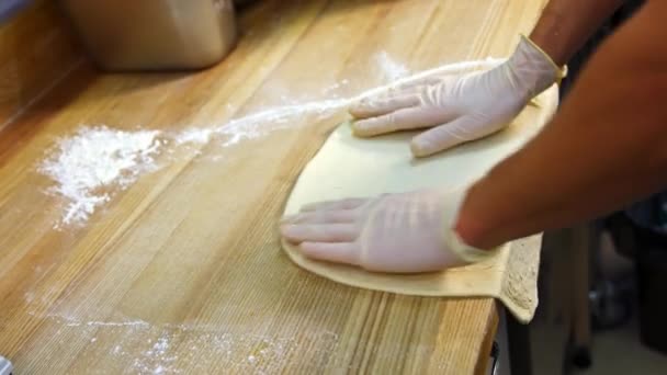 Szef Kuchni Tworząc Ciasto Powierzchni Mąki Ugniatając Rękami Tradycyjnej Kuchni — Wideo stockowe