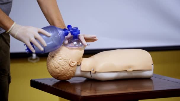 Medical Simulation Mannequin Used Practicing Techniques Oxygen Mask Healthcare Education — Stock Video