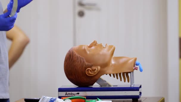 杜米的头用来训练插管技巧 有选择地关注医务人员手中受训者使用的设备 — 图库视频影像