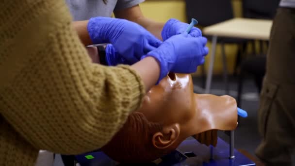 訓練用ダミーのクローズアップ詳細 医療人形は訓練の準備ができています 医療と教育の概念 — ストック動画
