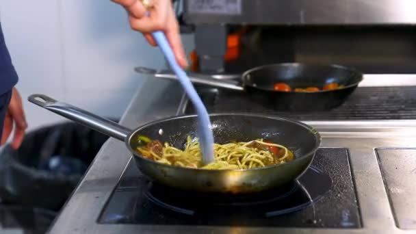 Cocinar Remover Los Espaguetis Con Tomates Rojos Champiñones Sartén Vídeo — Vídeo de stock