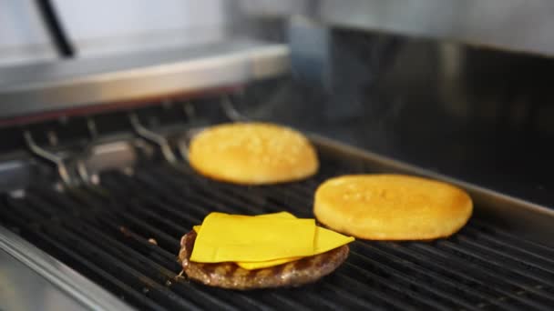 Grilovací Mřížce Smaží Domácí Řízek Dva Buchty Burger Rozpuštěným Sýrem — Stock video