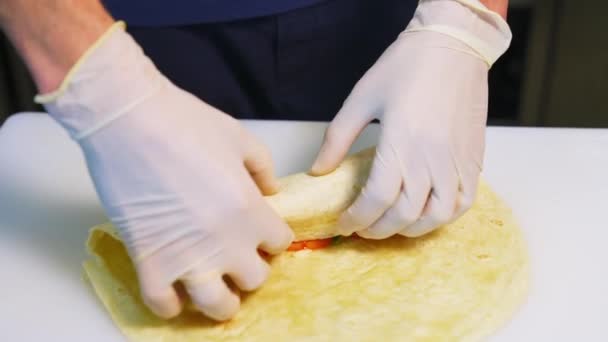 Gotowanie Pita Mięsa Sera Warzywami Ręce Lateksowych Rękawiczkach Zwijają Rolkę — Wideo stockowe