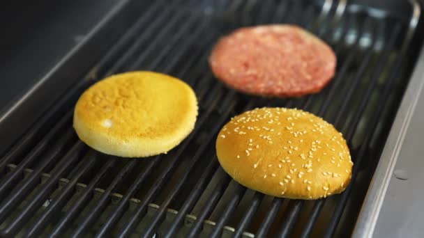 Vaření Hovězího Vepřového Burger Maso Pečené Houskami Kuchyňském Grilu Selektivní — Stock video
