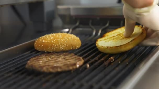 Widok Boku Pyszne Kotlet Burger Dwie Bułki Przerzucone Grilla Ręki — Wideo stockowe