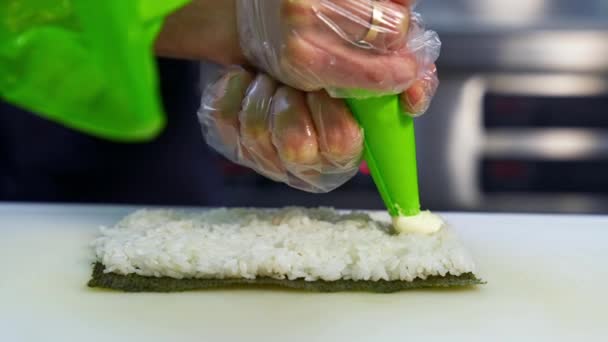 Chef Ristorante Prepara Rotoli Sushi Con Ingredienti Saporiti Mani Cuoco — Video Stock